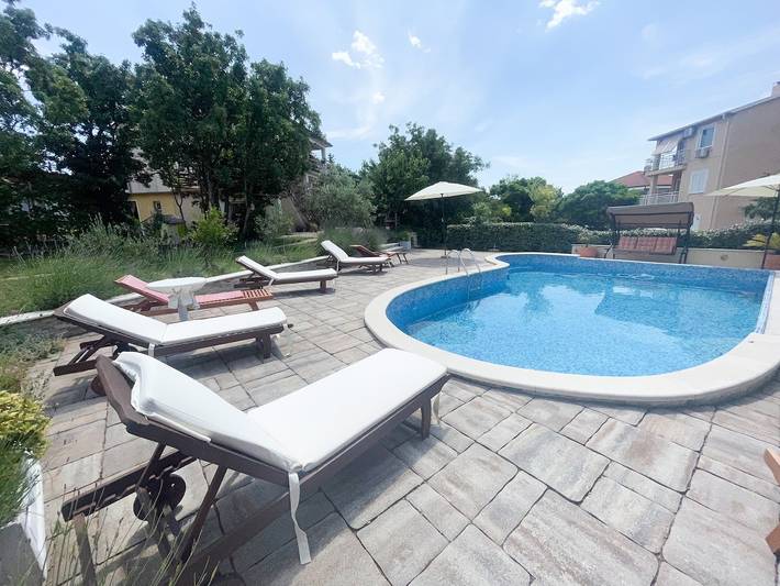 Apartament wakacyjny dla 4 osób, z Taras i Basen w Jadranovo