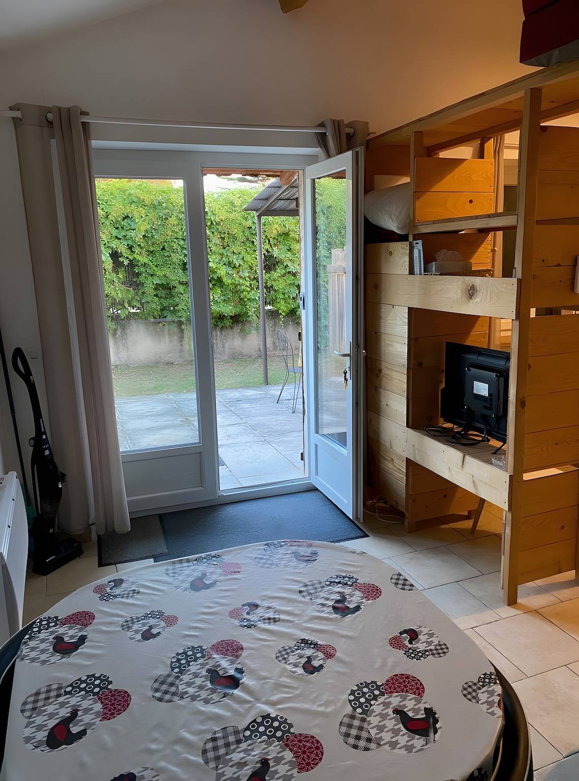 Le néflier – Gîtes Les Sablières: Familienfreundliches Ferienhaus in der Drôme Provençale in Saint-Paul-Trois-Châteaux, Nyons und Umgebung