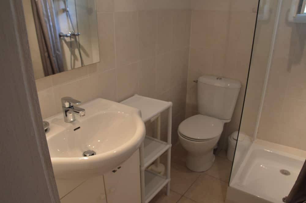 Appartement entier, Appartement aux portes des Gorges de L'Ardèche à 50 mètres de la riviére in Saint-Martin-d'Ardèche, Gorges de l’Ardèche