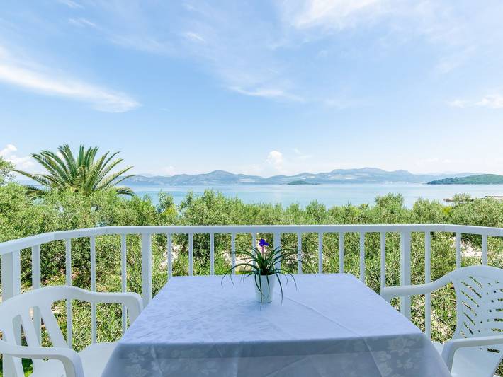 Gîte pour 3 personnes, avec jardin et terrasse, adapté aux familles à Drače