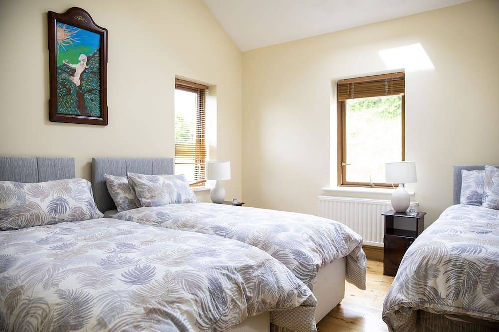 Ein modernes Haus mit Panoramablick auf Lough Islandeady und die umliegende Landschaft in Castlebar, County Mayo