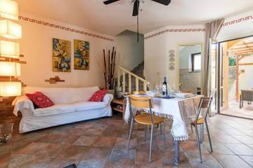 Location de vacances pour 4 personnes, avec jardin à Porto Ottiolu