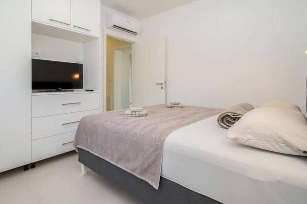 Cijeli apartman, Apartment Alisa, Liznjan: A modern apartment with a sea view in Rogovići, Marčana