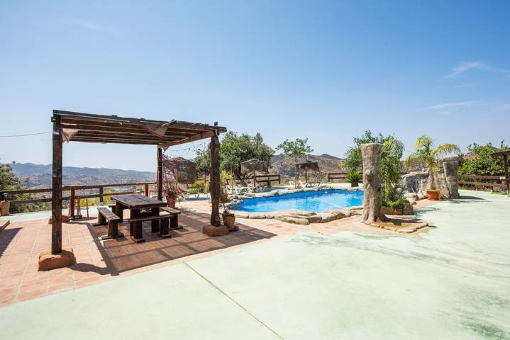 Holiday Home 'El Desafío De Las Águilas' with Lake View, Wi-Fi and Air Conditioning in Almogía, Cordillera Penibética