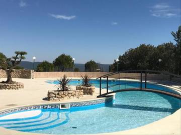 Gîte pour 7 personnes, avec piscine ainsi que jardin et vue à Les Mages