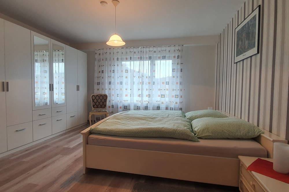 Geheel appartement, Grote niet-rokers appartement in een rustige locatie met uitzicht op het Bos in Vorstendom Waldeck-Pyrmont, Waldecker Land