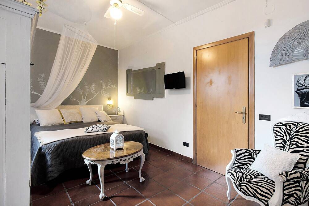 Entire apartment, Double Room with Wi-Fi and Air Conditioning in the Heart of Montegrosso in Andria, Alta Murgia National Park