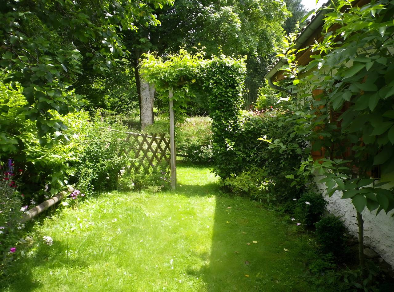 Holiday Home “Gîte Champêtre, Fully Equipped” with Wi-Fi in Saint-Éloy-la-Glacière, Livradois-Forez Regional Nature Park