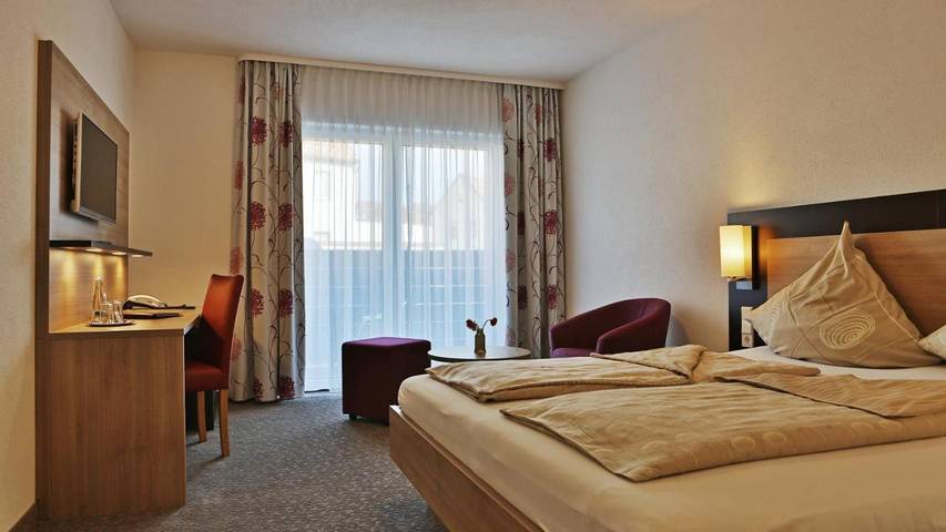 Hotel, mit Garten in Wörth am Rhein