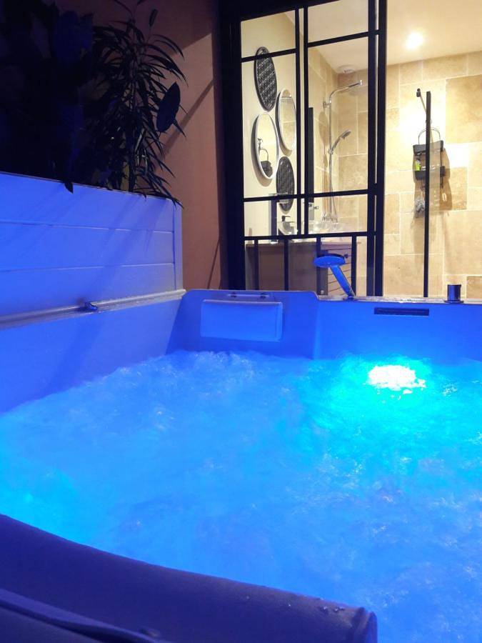 Gîte pour 2 personnes, avec jacuzzi à Caudrot