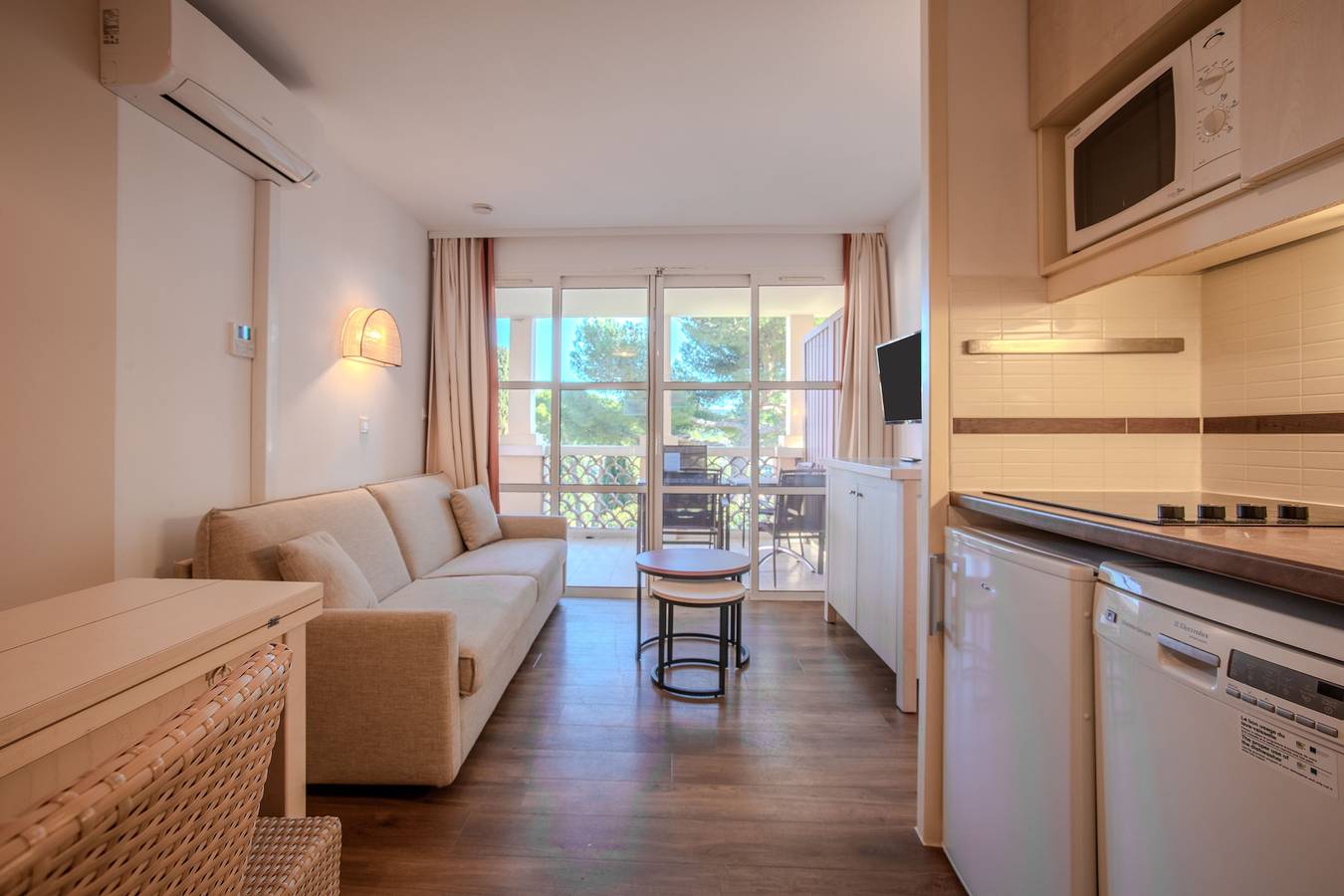 Gehele studio, Studio Appartement 'Cap Esterel' met Uitzicht op de Bergen, Gedeeld Zwembad en Airconditioning in Cap Esterel, Saint-Raphaël
