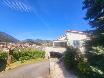 Gîte pour 4 personnes, avec vue ainsi que jardin et piscine à Vals-les-Bains