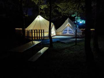 Tente pour 4 personnes, avec vue et bassin pour enfant ainsi que piscine et jardin dans le Lot