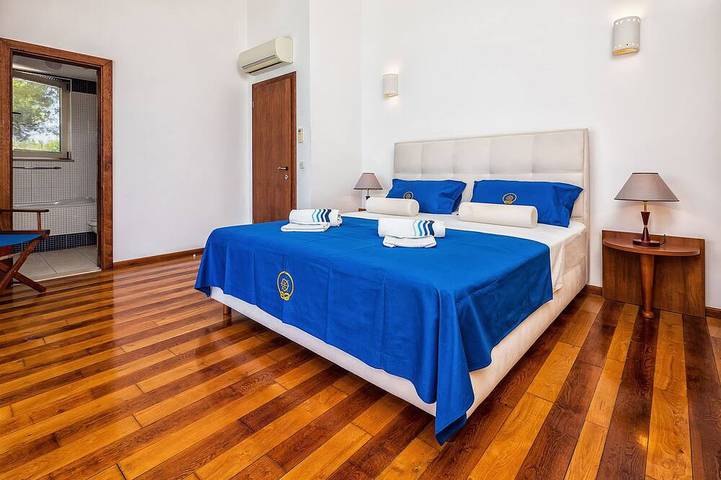 Beachfront twin villa, private heated pools and amazing sea views - Villa Violet in Supetar, Brac