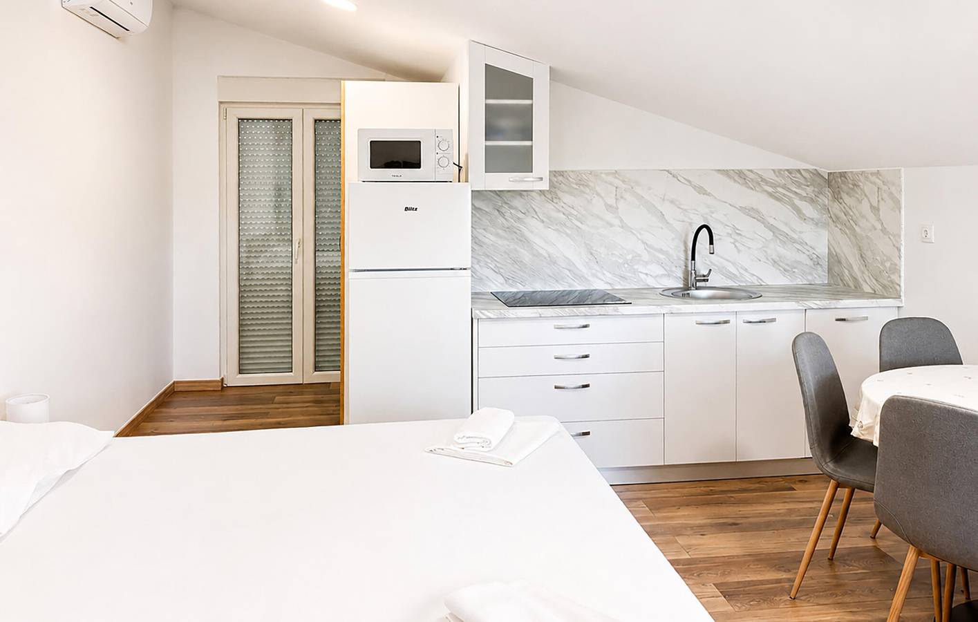 Ganze Ferienwohnung, Ferienwohnung mit Meerblick, WLAN und Parkplatz, 800 m vom Strand entfernt in Pag
