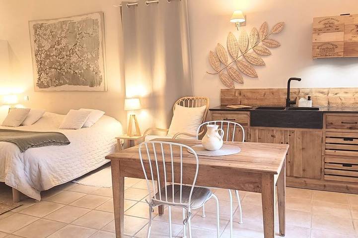 Gîte pour 2 personnes, avec jardin et piscine à Réauville