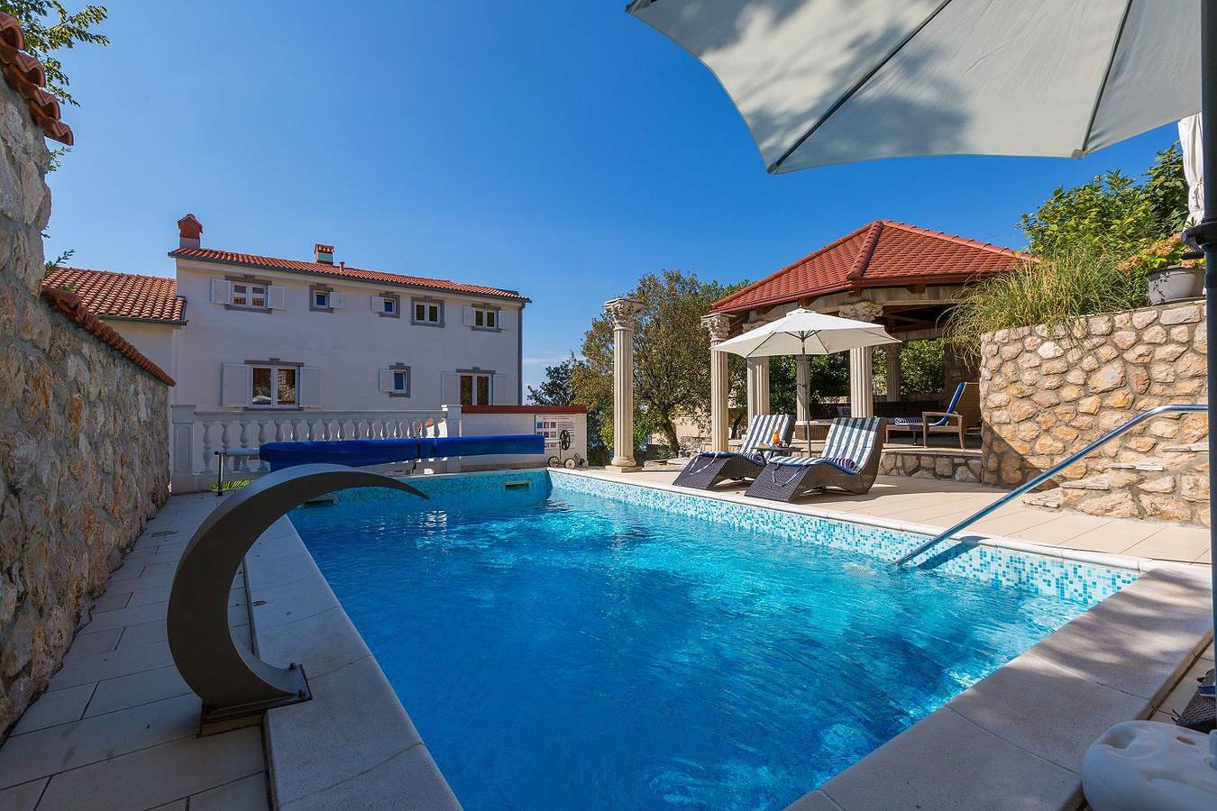 Ganze Wohnung, Reizendes Apartment nur 700 Meter zum Strand mit Meerblick, Pool, Bbq, Wifi in Crikvenica, Primorje-Gorski Kotar