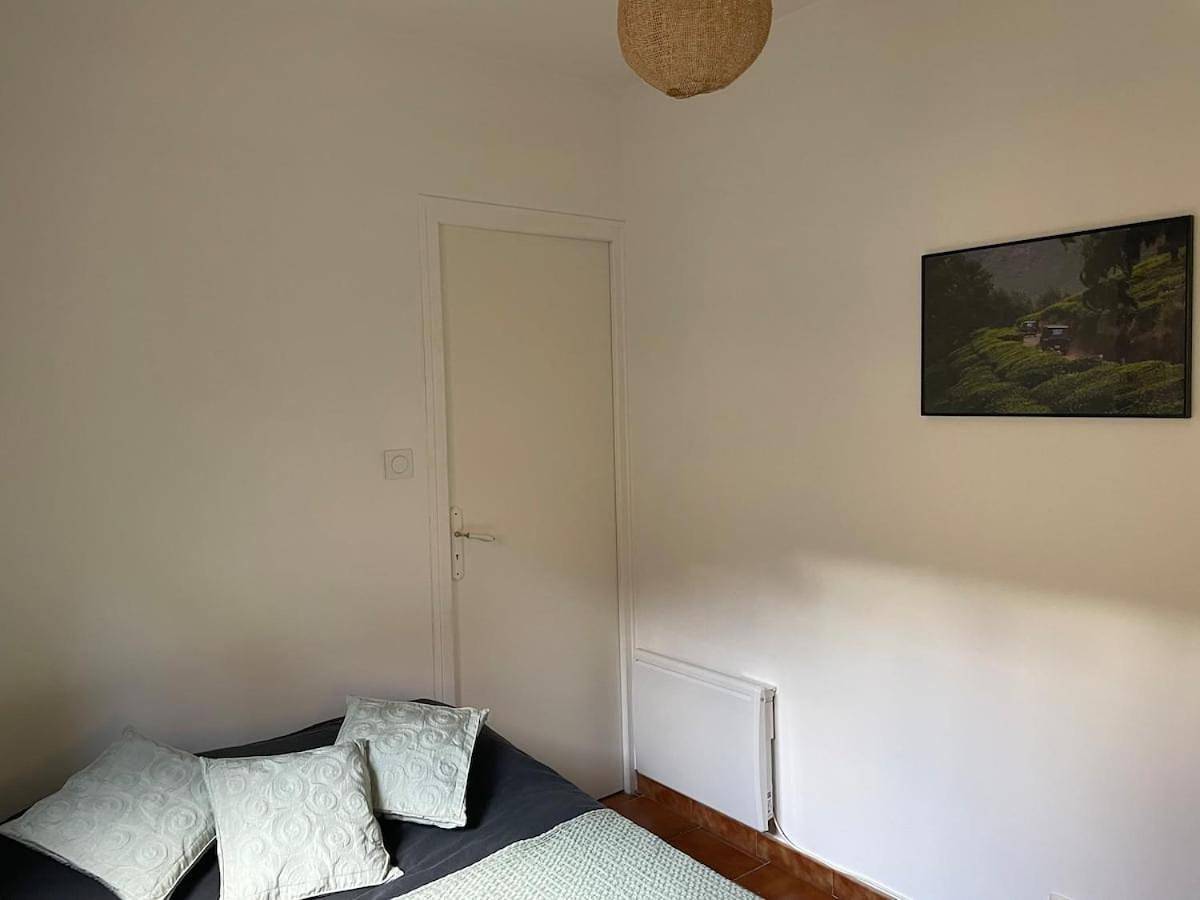 Family Room with Private Bathroom in Nîmes, Région de Nîmes