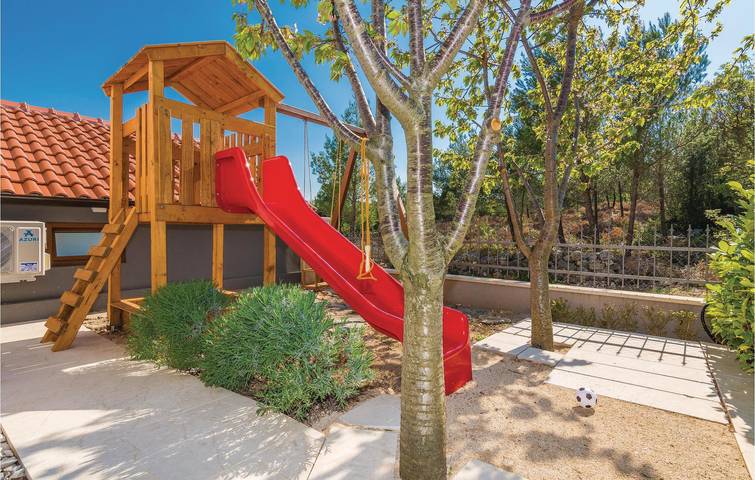 Charmante 2-Zimmer-Wohnung mit Pool in Küstennähe und mit guten Restaurants in Pridraga, Donji Karin