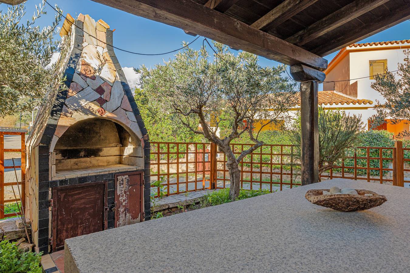 Casa vacacional 'Domus Dejana' con vistas a la montaña, terraza y jardín privados in L'Alzoni, San Teodoro