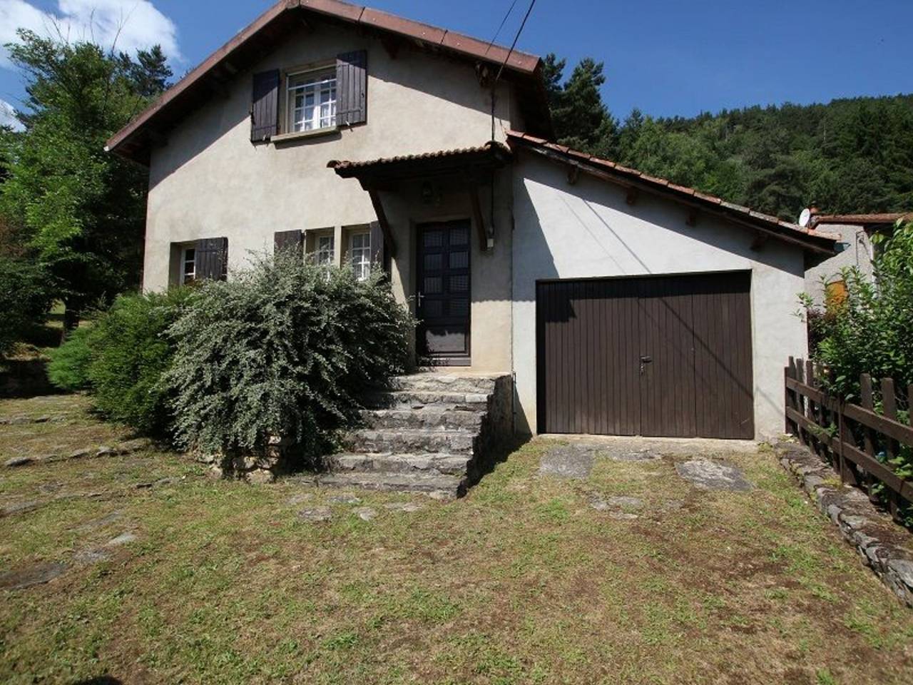 Maison familiale avec terrasse, grand terrain et proche de la rivière - Alleyras, 6 pers. in Alleyras, Haute-Loire