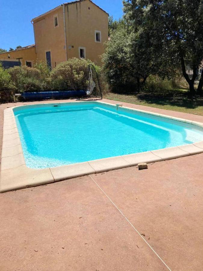 Gîte pour 2 personnes, avec jardin et piscine à Cornillon-Confoux