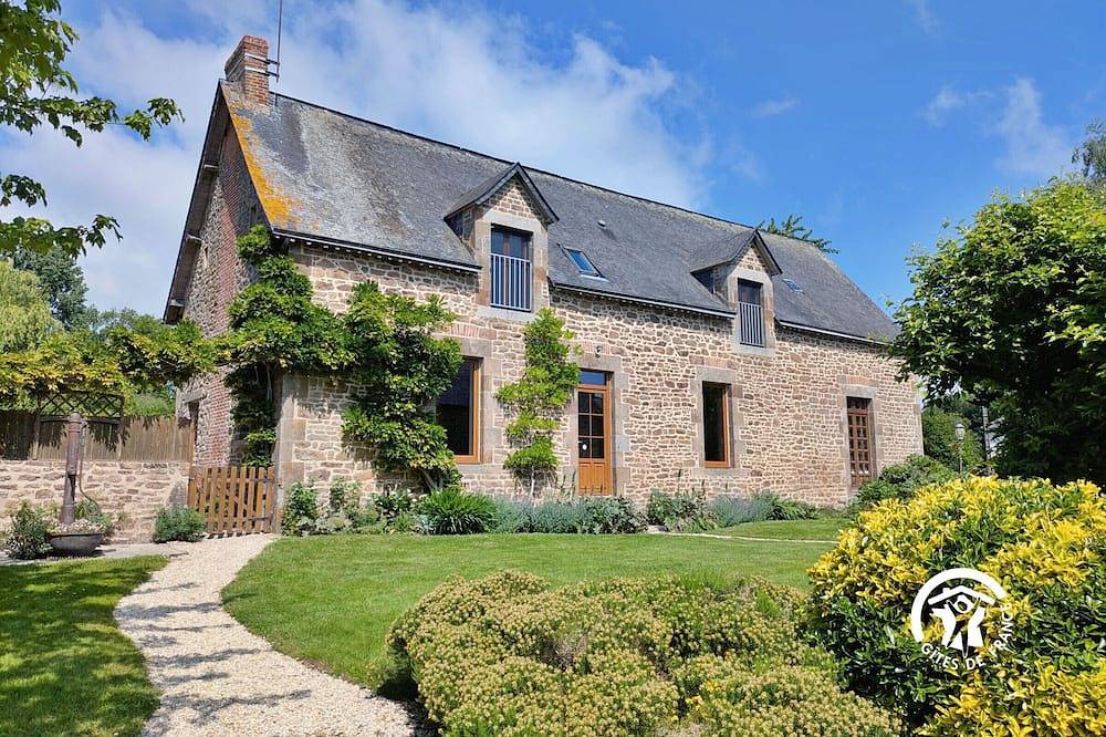 Grande Maison en Pierre avec Plan d'Eau, Jardin Clôturé, Cheminée, et Activités de Plein Air in Brecé, Mayenne