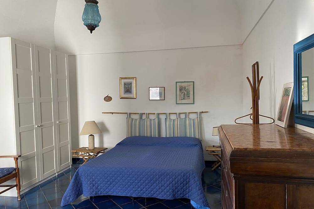 Villa umgeben von viel Grün nur wenige Schritte vom Meer entfernt in Procida, Neapel Provinz