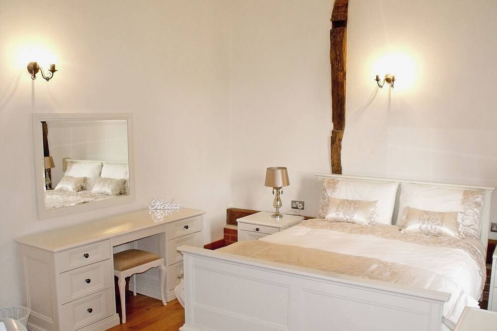 8 bedroom accommodation in Badley, near Needham Market in Suffolk