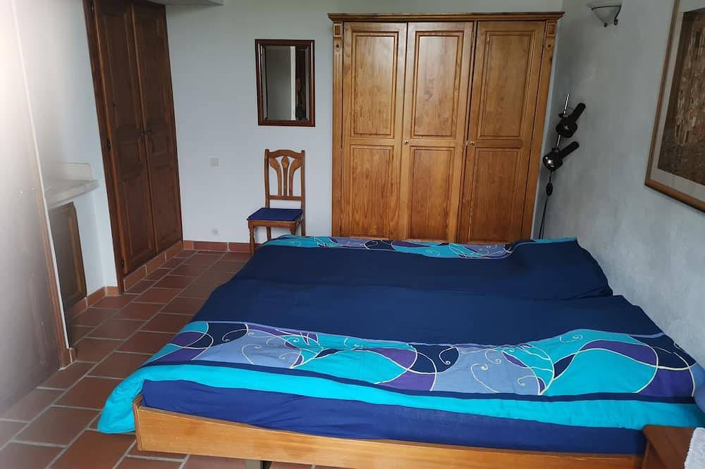 Ganze Wohnung, Helle Maisonettewohnung mit Terrasse und schöner Aussicht in Cornillon, Nimes und Umgebung