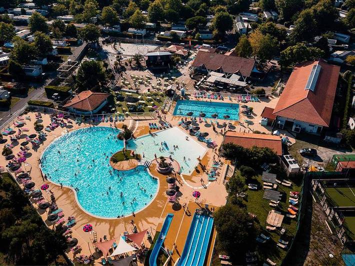 Camping pour 8 personnes, avec Terrasse à Gastes