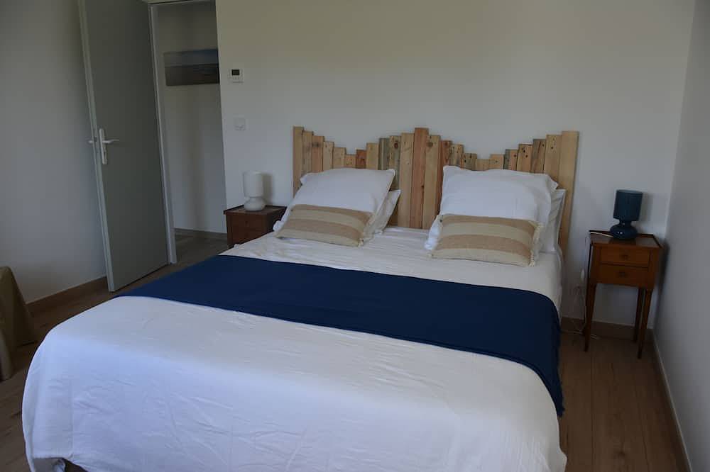 Villa 1931, air-conditioned, in a quiet location between the pool and the ocean in Le Porge, Médoc Regional Natural Park