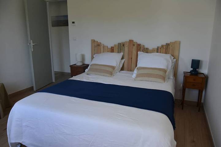 Villa 1931, air-conditioned, in a quiet location between the pool and the ocean in Le Porge, Regionaler Naturpark Médoc