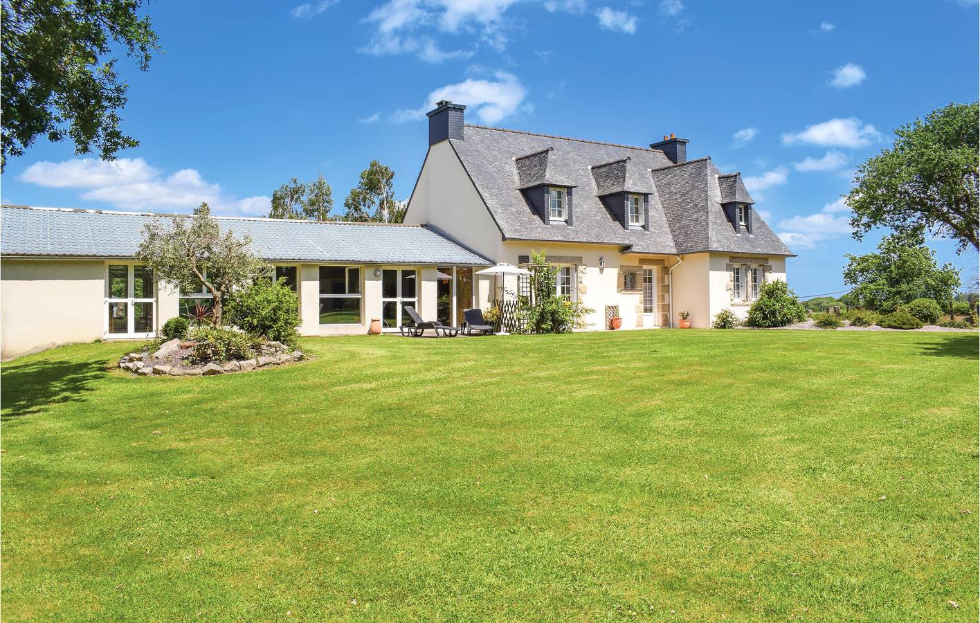 Appartement spacieux avec piscine et parking - près de la ville et de la rivière in Quemper-Guézennec, Région de Guingamp