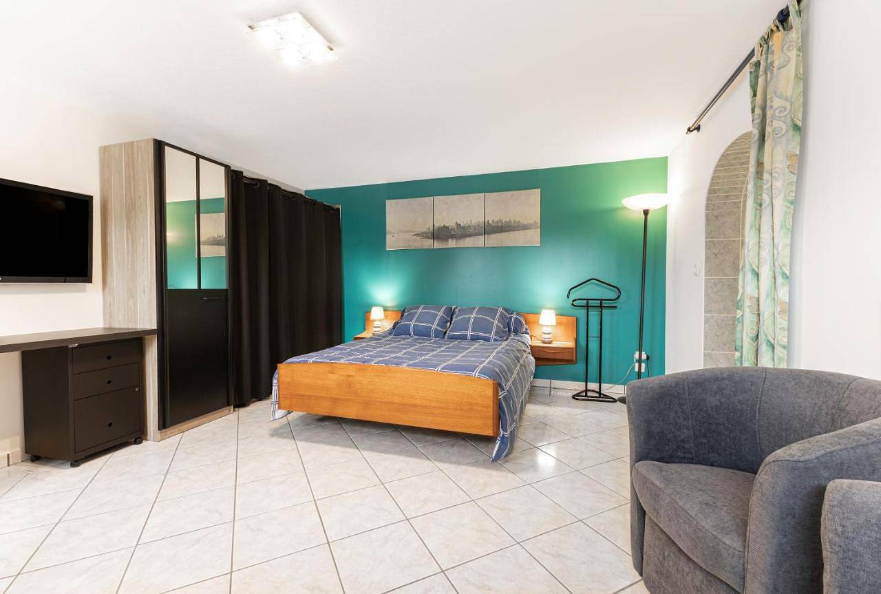 Appartement entier, Montino - Studio 5 min du circuit - Parking - Wifi in Mulsanne, Sarthe