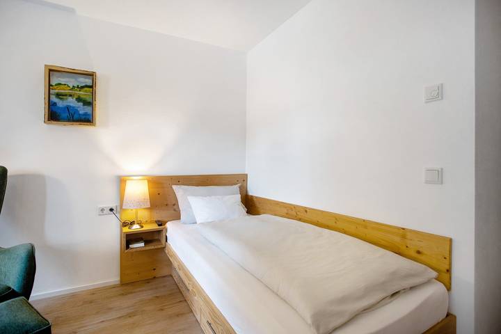 Ganzes Studio, Appartement 7 - Einzelappartement mit gut ausgestatteter Küche und eigenem Bad in Kirchseeon, Oberbayern