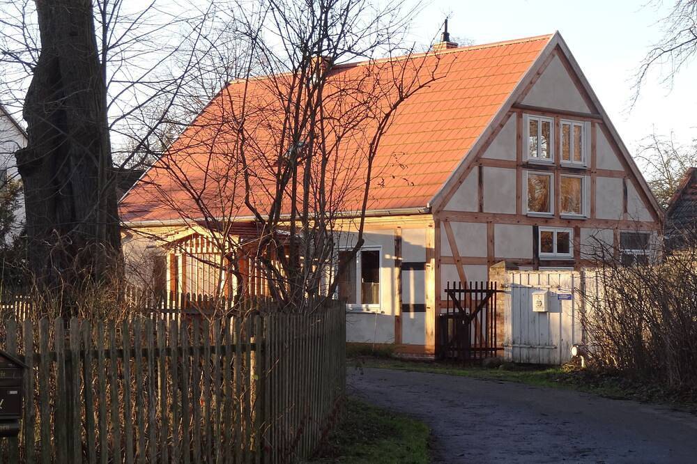 Gemütliches Ferienhaus in traumhafter Lage direkt am Fluss mit schönem Garten in Neuhardenberg, Märkische Schweiz-Oderland