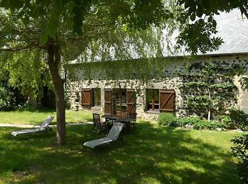Gîte pour 5 personnes, avec terrasse et jardin dans le Cantal