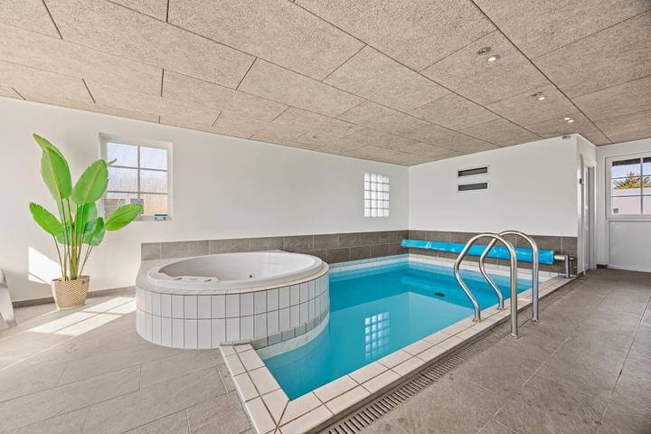 Nice holiday home with whirlpool, sauna and pool in Blåvand in Blavand, Región de Varde