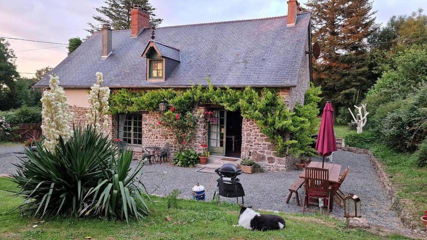 Location de vacances pour 6 personnes, avec jardin et terrasse à Beaucoudray