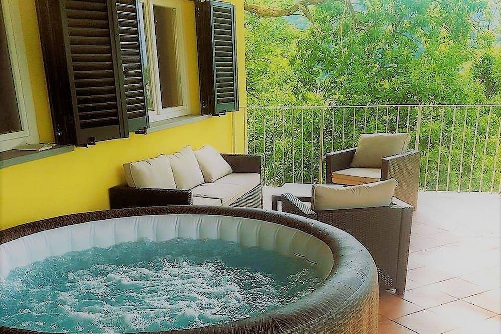 Cottage and house, private pool, hot tub, stunning views. Wifi. Ideal for groups in Castelnuovo di Garfagnana, Garfagnana