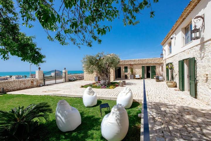 Chambre d’hôte pour 2 personnes, avec Terrasse et Jardin ainsi que Piscine et Vue à Donnalucata