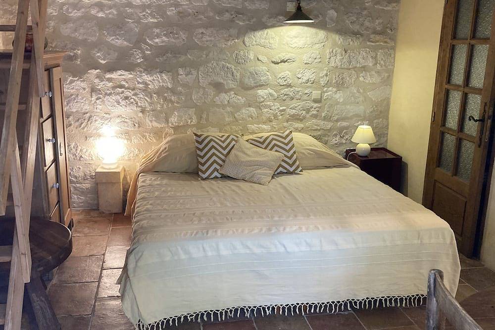 Appartement entier, Gites Oleandre et Lavande au Chateau Fabre Vieux in La Ballade de Pern, Quercy