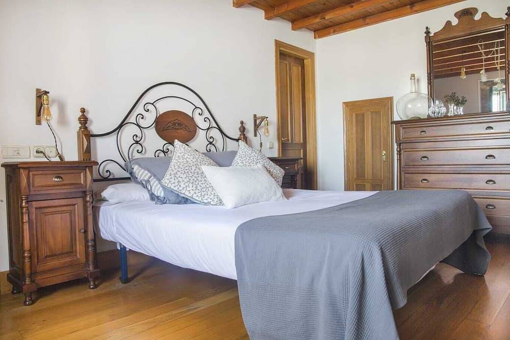 Large villa with pool near Santiago in Ames, La Coruña Provinz