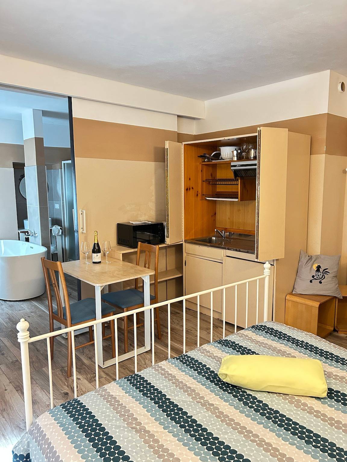 Ganze Wohnung, Ferienwohnung Agriturismo "Al Gallo Nero Miele" am Gardasee mit Bergblick & Terrasse in Tenno, Gardasee-Berge