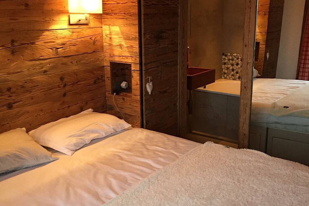 Entire apartment, Stunning Verbier 3 bedroomed in center sleeps 5-8 in Bagnes, Wallisian Alps