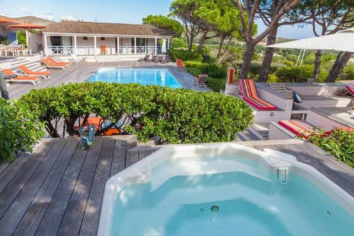 Location de vacances pour 14 personnes, avec terrasse et jardin ainsi que piscine et jacuzzi dans Plage De Sperone - 4