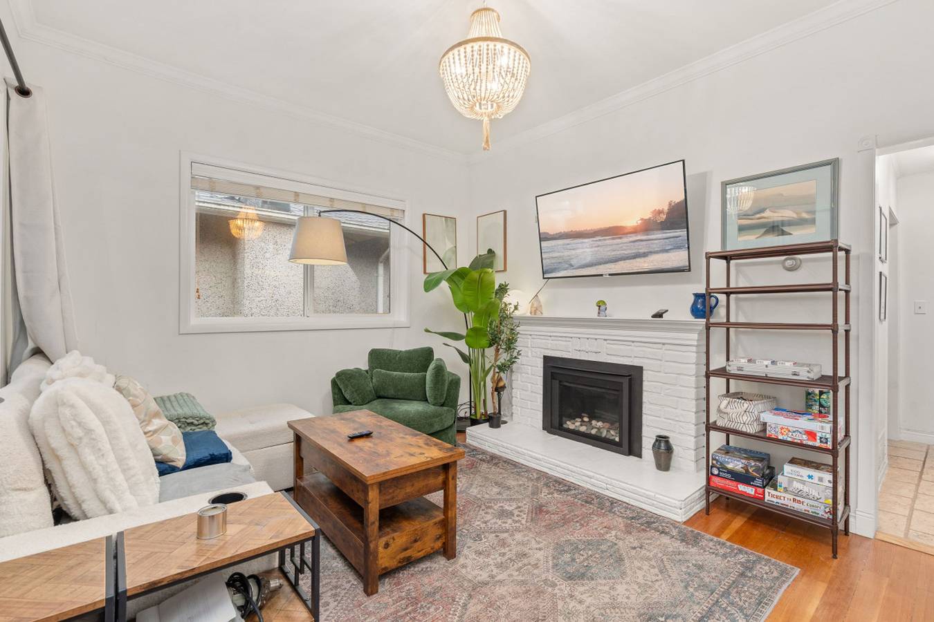 Charming 2Br Burnaby Home | Work-Ready + Parking in Burnaby, British-Columbia