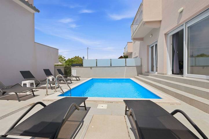 Ferienhaus für 7 Personen, mit Balkon und Terrasse sowie Garten und Pool in Skrbčići