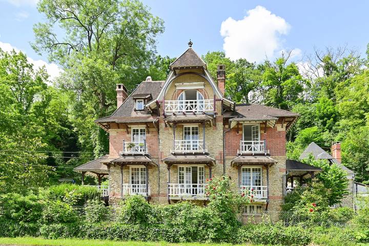 Location de vacances pour 13 personnes, avec Balcon ainsi que Terrasse et Jardin à Bois-le-Roi